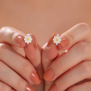 Alternative view of Gümüş Papatya Çocuk Küpesi