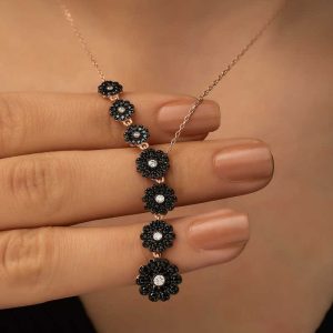 Alternative view of ​Gümüş Rose Sıralı Çiçekler Kolye