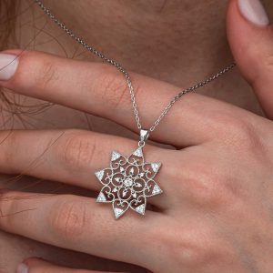 Alternative view of Gümüş Çiçek Desenli Kadın Kolye